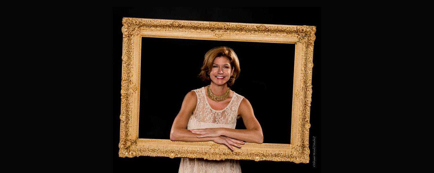 科莱特懒洋洋地倚靠横幅