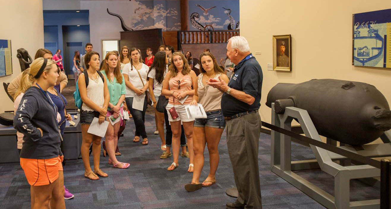 讲解员参观横幅