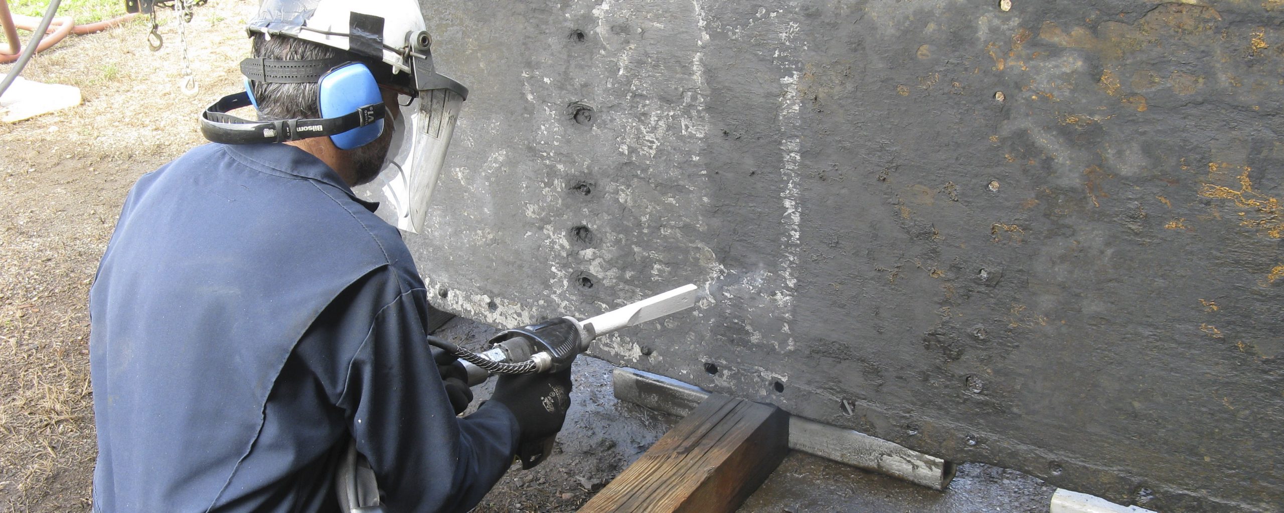 USS <em>监控器</em>中心的管理员使用干冰处理来自USS <em>监控器</em>的伪制品