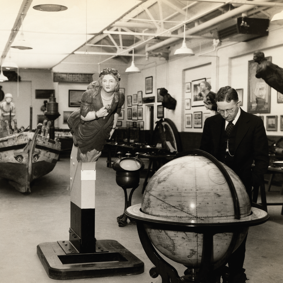 S.B.Besse，在博物馆，大约在20世纪30年代