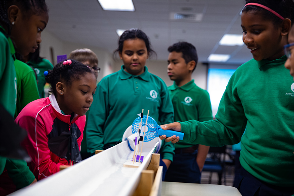 年轻的学生测试一艘船的设计